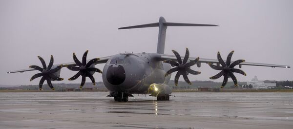 A400M del Ejército del Aire con 14 toneladas de material sanitario en Torrejón (Madrid) - Sputnik Mundo