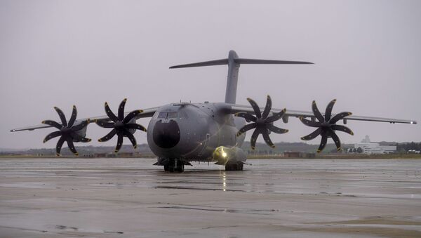 A400M del Ejército del Aire con 14 toneladas de material sanitario en Torrejón (Madrid) - Sputnik Mundo