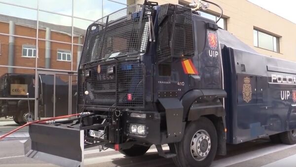 Camión lanza agua de la Policía Nacional en Madrid - Sputnik Mundo