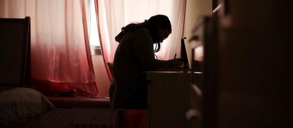 Una chica estidia desde casa durante la pandemia de coronavirus - Sputnik Mundo