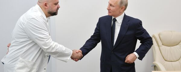 El jefe del centro moscovita de cuarentena por el covid-19, Denís Protsenko, y el presidente de Rusia, Vladímir Putin - Sputnik Mundo