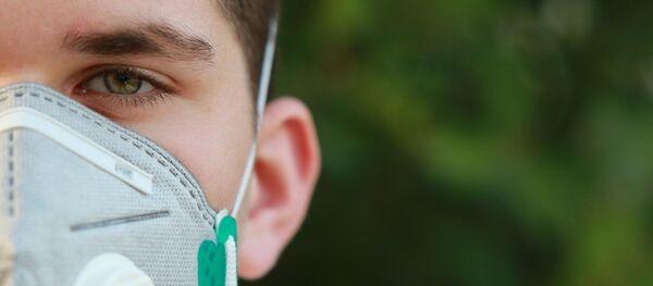 Un hombre con mascarilla - Sputnik Mundo