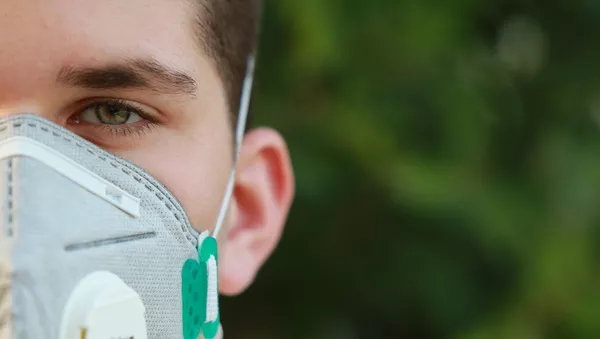 Un hombre con mascarilla