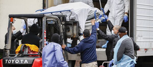 Un cuerpo envuelto en plástico es descargado de un camión refrigerado en Brooklyn - Sputnik Mundo
