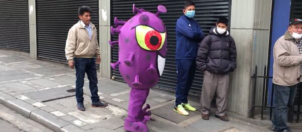 Policías en Bolivia se disfrazan de coronavirus para concienciar a los ciudadanos - Sputnik Mundo