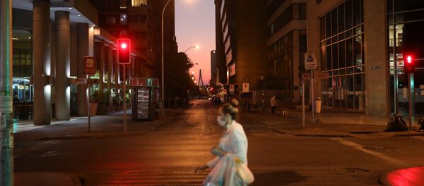 Una mujer en mascarilla Una mujer en mascarilla - Sputnik Mundo