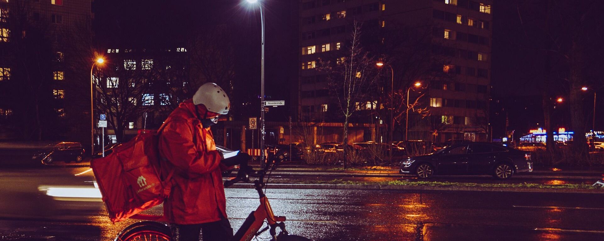 Un repartidor de comida en bicicleta. Imagen referencial - Sputnik Mundo, 1920, 31.03.2020