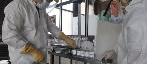 Trabajadores de Madygraf haciendo alcohol en gel - Sputnik Mundo