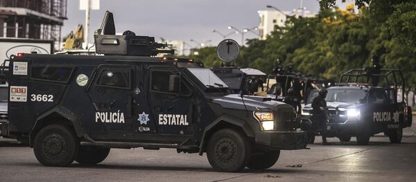 Una camioneta policial en Culiacan - Sputnik Mundo