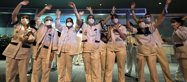 Sanitarios a la entrada del Hospital Fundación Jiménez Díaz (Madrid) - Sputnik Mundo