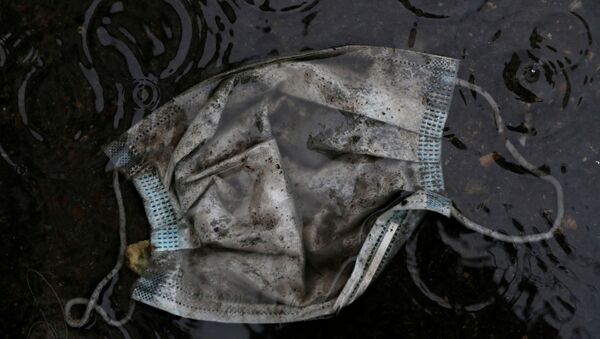 Una mascarilla en España durante el brote del coronavirus Una mascarilla en España durante el brote del coronavirus - Sputnik Mundo