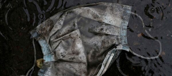 Una mascarilla en España durante el brote del coronavirus - Sputnik Mundo