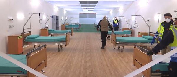 Los médicos rusos levantan un hospital de campaña en la guerra de Italia contra el virus - Sputnik Mundo