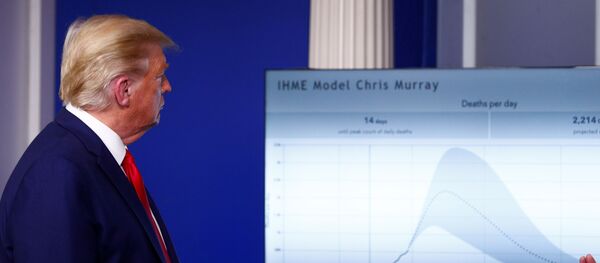 El presidente de EEUU Donald Trump observando una gráfica con muertes por COVID-19 El presidente de EEUU Donald Trump observando una gráfica con muertes por COVID-19 - Sputnik Mundo