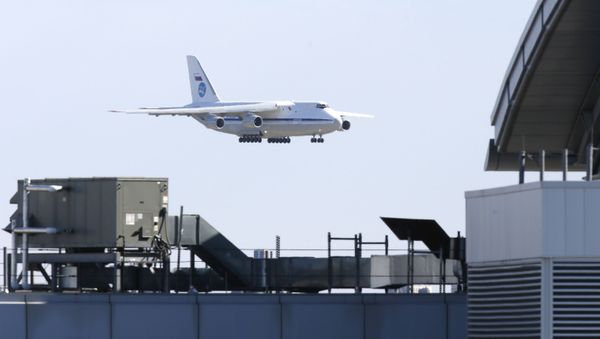 Avión militar ruso An-124 con ayuda humanitaria para EEUU Avión militar ruso An-124 con ayuda humanitaria para EEUU - Sputnik Mundo