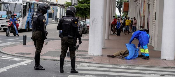 Paramédico cubre el cuerpo de una persona que colapsó durante la pandemia en Guayaquil - Sputnik Mundo