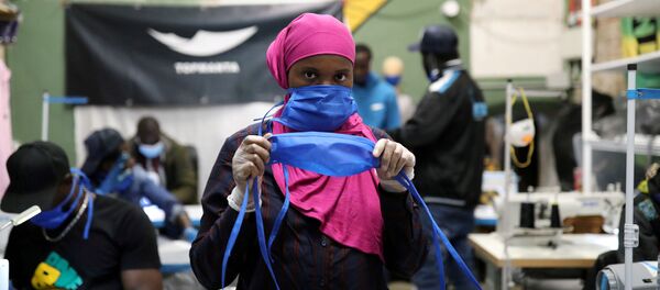 Producción de guantes y mascarillas en España - Sputnik Mundo