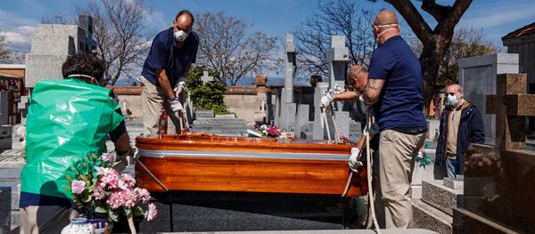 Trabajadores funerarios - Sputnik Mundo