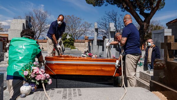 Trabajadores funerarios - Sputnik Mundo