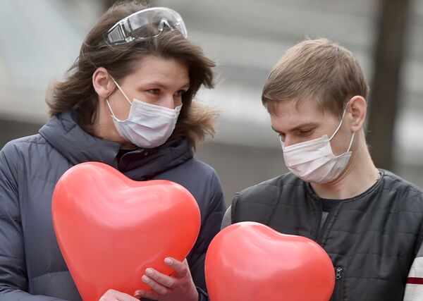 El amor, el arma que ayuda a alegrarnos la vida en plena pandemia  - Sputnik Mundo