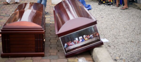 Ataudes en una calle de Guayaquil, Ecuador - Sputnik Mundo