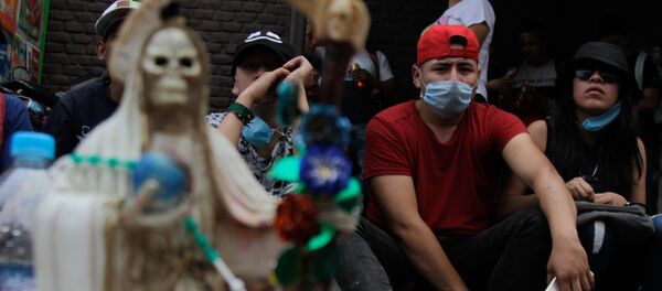 Mexicanos, creyentes de la Santa Muerte, en las mascarillas (imagen referencial) - Sputnik Mundo