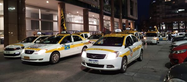 Taxistas uruguayos movilizados frente a la Torre Ejecutiva, sede del Poder Ejecutivo uruguayo en Montevideo - Sputnik Mundo