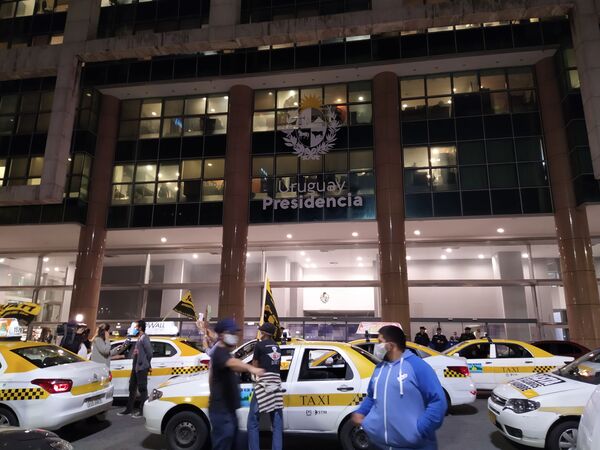 Salarios de hambre en cuarentena: taxistas uruguayos se suman a las protestas | Vídeo - Sputnik Mundo