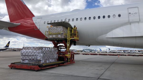 Dos aviones con material sanitario procedente de China en el aeropuerto de Barajas, Madrid - Sputnik Mundo