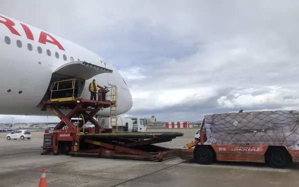Dos aviones con material sanitario procedente de China en el aeropuerto de Barajas, Madrid Dos aviones con material sanitario procedente de China en el aeropuerto de Barajas, Madrid - Sputnik Mundo