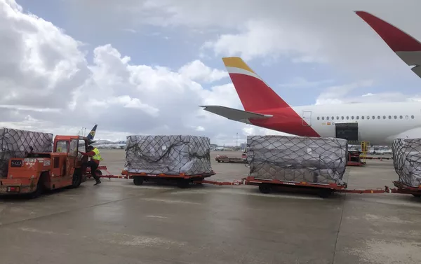 Dos aviones con material sanitario procedente de China en el aeropuerto de Barajas, Madrid Dos aviones con material sanitario procedente de China en el aeropuerto de Barajas, Madrid - Sputnik Mundo