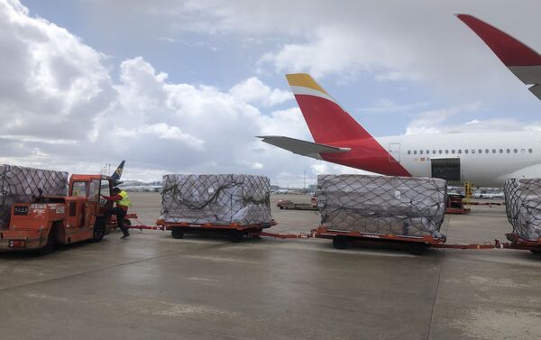 Dos aviones con material sanitario procedente de China en el aeropuerto de Barajas, Madrid - Sputnik Mundo
