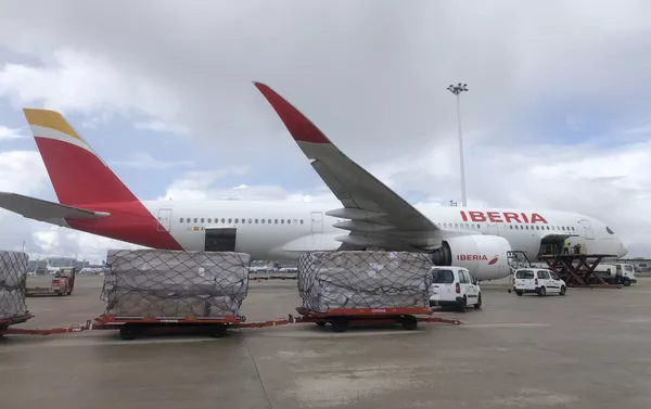 Dos aviones con material sanitario procedente de China en el aeropuerto de Barajas, Madrid Dos aviones con material sanitario procedente de China en el aeropuerto de Barajas, Madrid - Sputnik Mundo