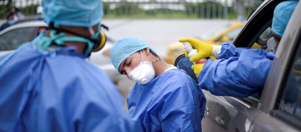 Médicos de un hospital de Guayaquil, Ecuador, se desinfectan durante sus jornadas - Sputnik Mundo