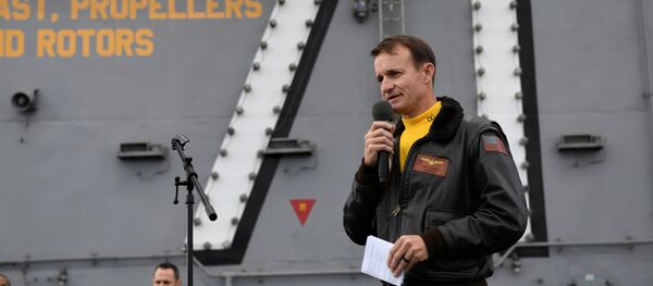  Brett Crozier, oficial de la Marina de EEUU (archivo) - Sputnik Mundo