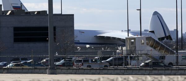 Avión militar ruso An-124 con ayuda humanitaria para EEUU - Sputnik Mundo