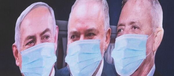 Políticos israelíes, incluido Benjamín Netanyahu, en un cartel de Tel Aviv - Sputnik Mundo