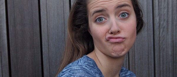 Una joven con cara de aburrimiento - Sputnik Mundo