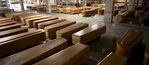 Ataudes en un aparcamiento en Barcelona - Sputnik Mundo