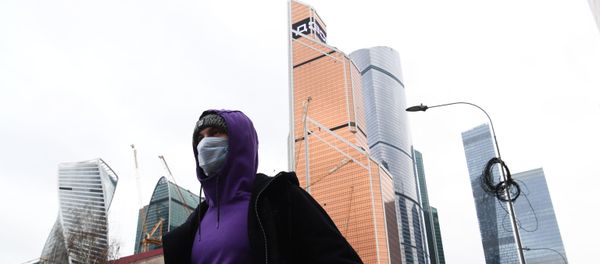 Un hombre en mascarilla en Moscú, Rusia - Sputnik Mundo