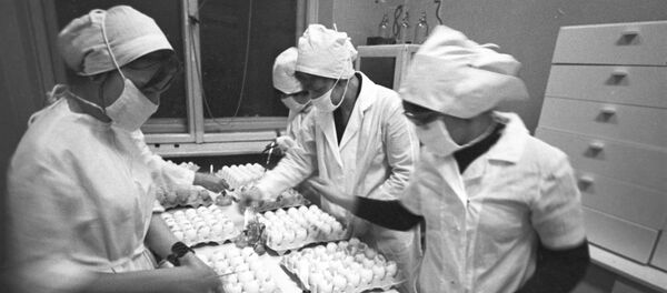 Unos médicos soviéticos producen una vacuna - Sputnik Mundo