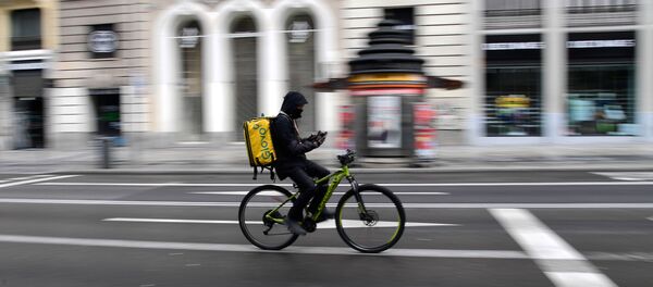 Repartidor de comida a domicilio en la Gran Vía de Madrid - Sputnik Mundo