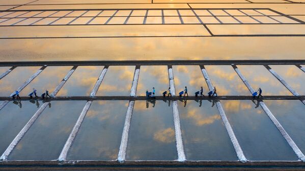 La foto 'El trabajo en los campos de sal', de un fotógrafo vietnamita, presentada en el concurso The World's Best Photos of #Water2020. - Sputnik Mundo