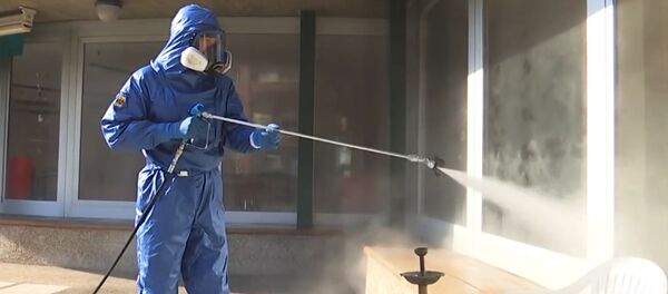 Especialistas militares rusos desinfectan residencias de ancianos en Italia - Sputnik Mundo