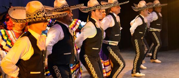 Los mariachis con los sombreros - Sputnik Mundo