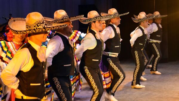 Los mariachis con los sombreros - Sputnik Mundo