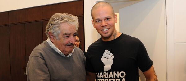 José Mujica y René Pérez en 2012, cuando el músico lo visitó en la sede de Gobierno de Uruguay - Sputnik Mundo