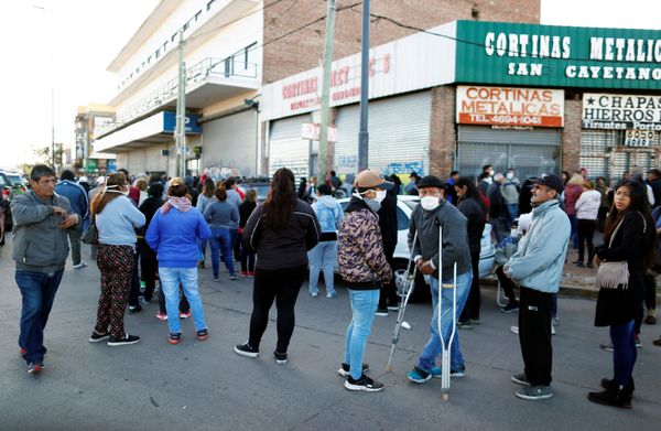 Filas en los bancos de Argentina con personas de riesgo en plena cuarentena obligatoria - Sputnik Mundo