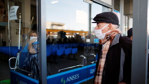 Un hombre haciendo cola en un banco en Buenos Aires, Argentina - Sputnik Mundo