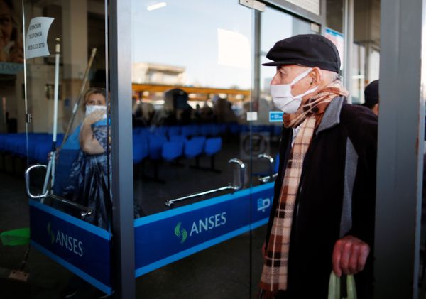 Filas en los bancos de Argentina con personas de riesgo en plena cuarentena obligatoria - Sputnik Mundo